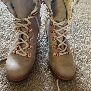 Unworn Sorel wedge boots